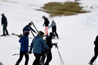 La fréquentation pour les sports d'hiver est en baisse au-dessous de 1500 mètres d'altitude, et cette tendance va s'accentuer avec le réchauffement, reconnaissent les remontées mécaniques suisses. KEYSTONE/APA/APA/BARBARA GINDL